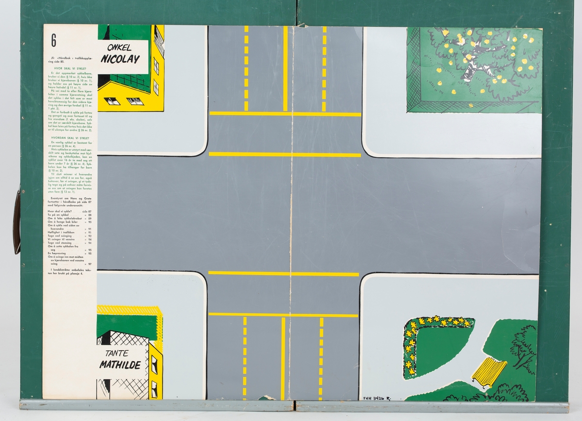 Materiell til trafikkundervisning. Tavlekasse som inneholder 5 biler (b-f), 2 trafikkskilt (g-h), 1 syklist(i), 1 motorsykkelist (j), 1 mannsfigur(k), 8 dobbeltsidige og dobbeltlagte trafikkillustrasjoner (l-s). Kassen fungerer som tavle og som stativ for plansjer.
Bilene er ca 10 cm. lange, plast