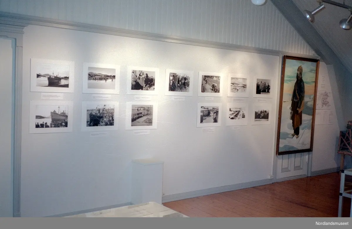 Fra temautstillingen "Fra Bodø i krigstiden 1940-45" i Nordlandsmuseet, fra 8. mai 1995 og ut året, 13 små og et stort bilde henger på en vegg i andre etasjen på museet.