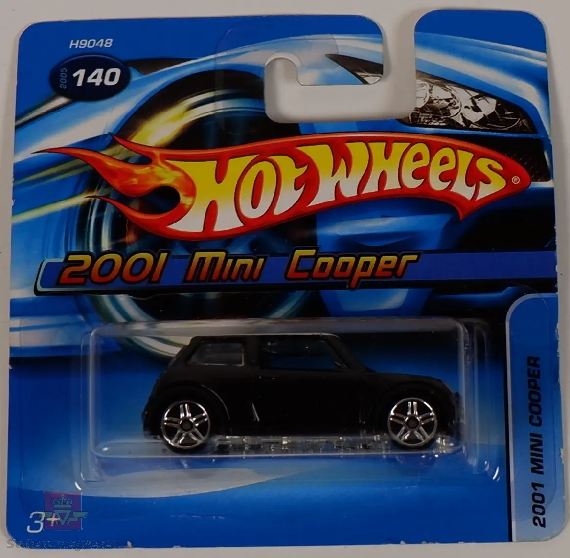 Modellbil av en Mini Cooper, modellbilen er farget svart.