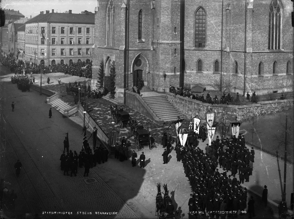Mennesker står oppstilt utenfor Trefoldighetskirken til tidligere statsminister Johannes Steens begravelse i 1906. 
