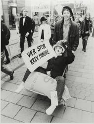 1. mai 1983, Oslo. På plakat: Vær stor krev mindre