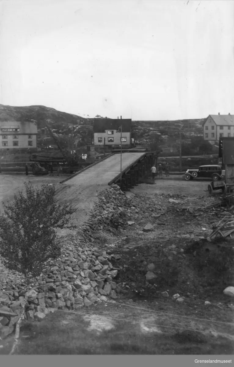 Rampen for Brattlimalm ved Kullhuset i Bjørnevatn, 16/9-1937. Gammelveien med funksjonærboliger i bakgrunnen?