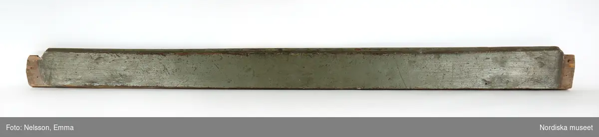 Fönsterbänk, 3 st, av furu, målad i grågrön oljefärg, omkring 1740.

Anm: Partiellt färgbortfall och skador. 
/Anna Arfvidsson Womack 2021-07-19