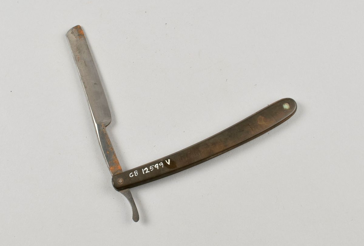 Sammenleggbar barberkniv med skaft.

