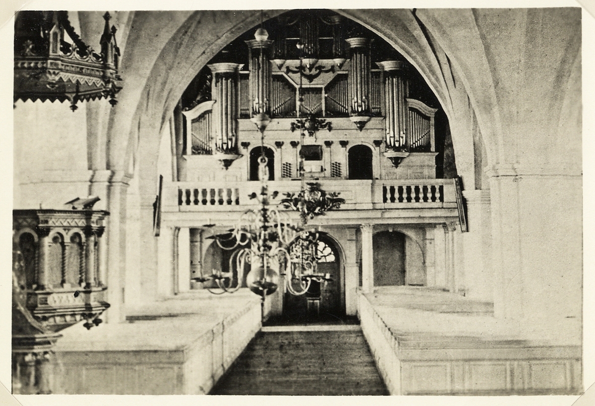Växjö domkyrka, interiör, ca 1875. Vy mot orgelläktaren.