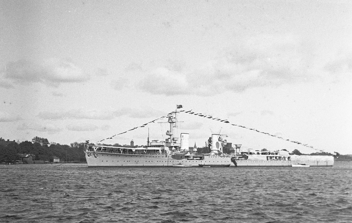 Tyska lätta kryssaren KÖNIGSBERG på Stockholms ström. Fartyget sänktes vid kaj i Bergen 16 april 1940 av en brittisk flygbomb.