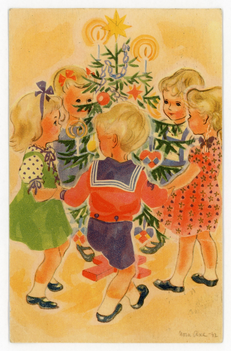 Julekort. Postkort. Motivet fem barn som holder hverandre i hendene og går rundt ei julegran. Julegrana er pyntet med kuler, stjerner og levende lys. Kortet er poststemplet den 22.12.45.