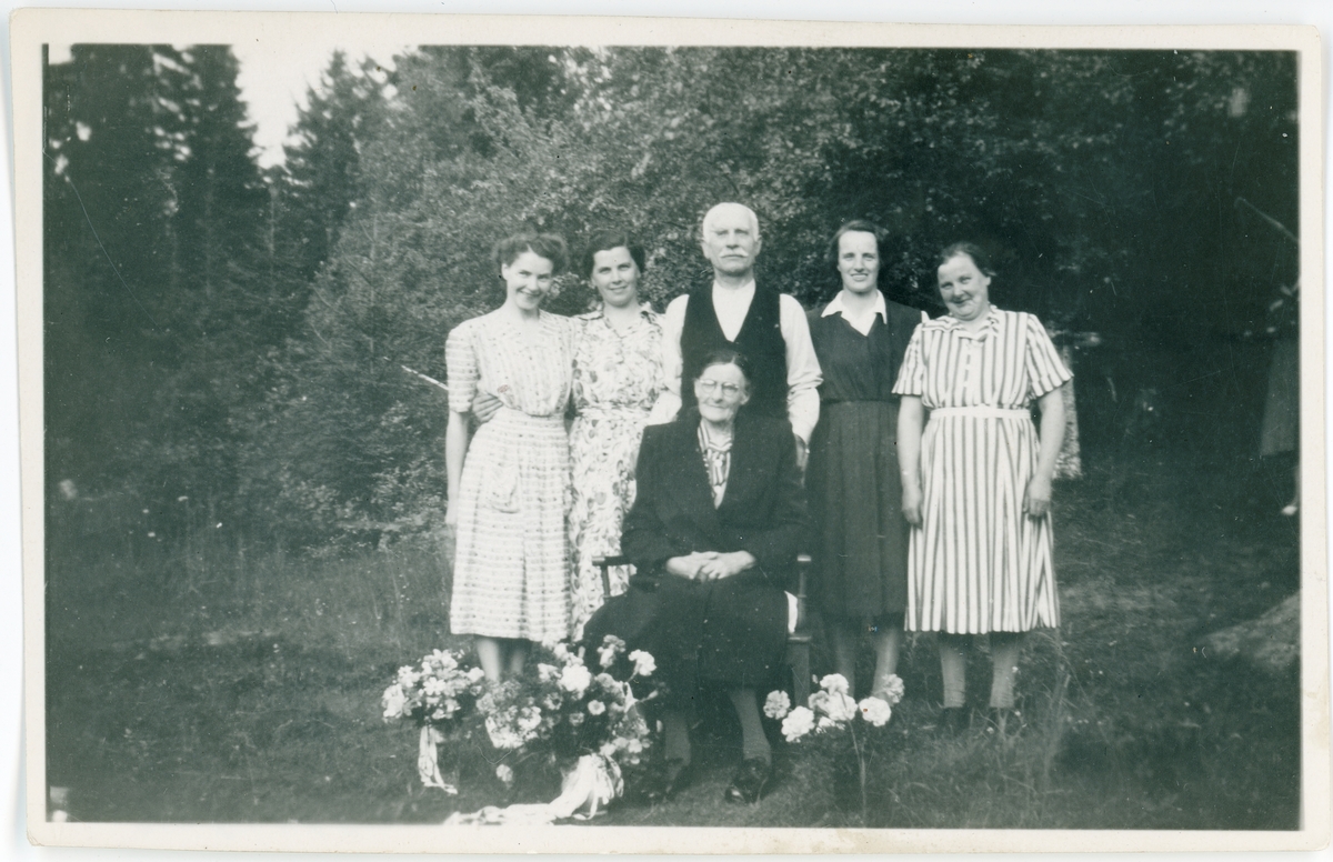 Hilda och Joel med sina döttrar vid stugan i Vänge, Uppland, midsommardagen 1949