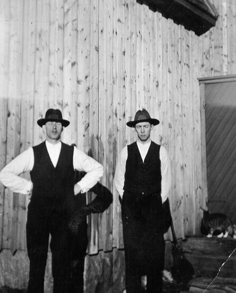 Andin och sonen Ernst i Tubbared på Maria Bebådelsedag år 1932.