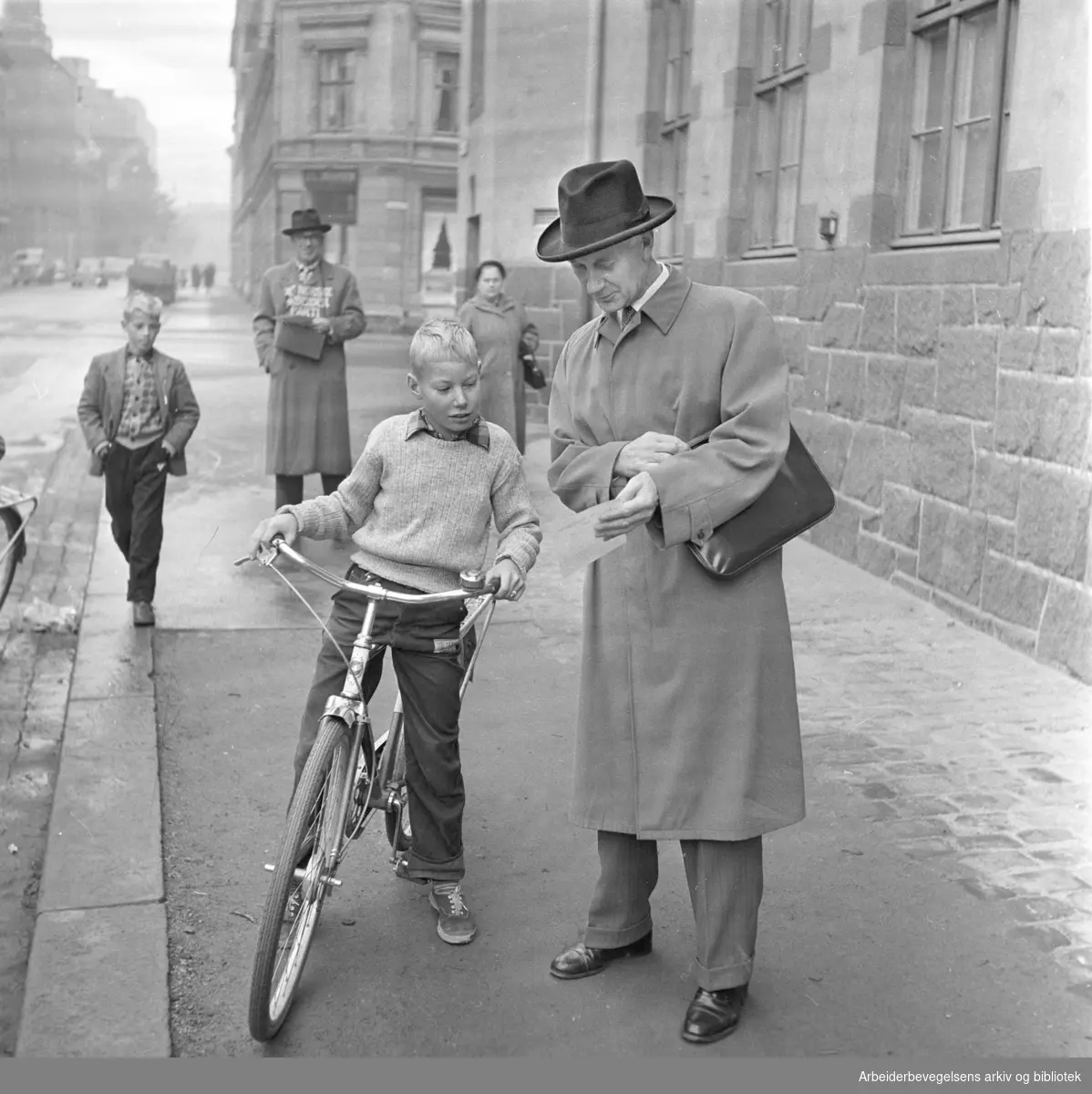 Einar Gerhardsen og sønnen Rune på vei til stemmelokalet ved stortingsvalget 1957.