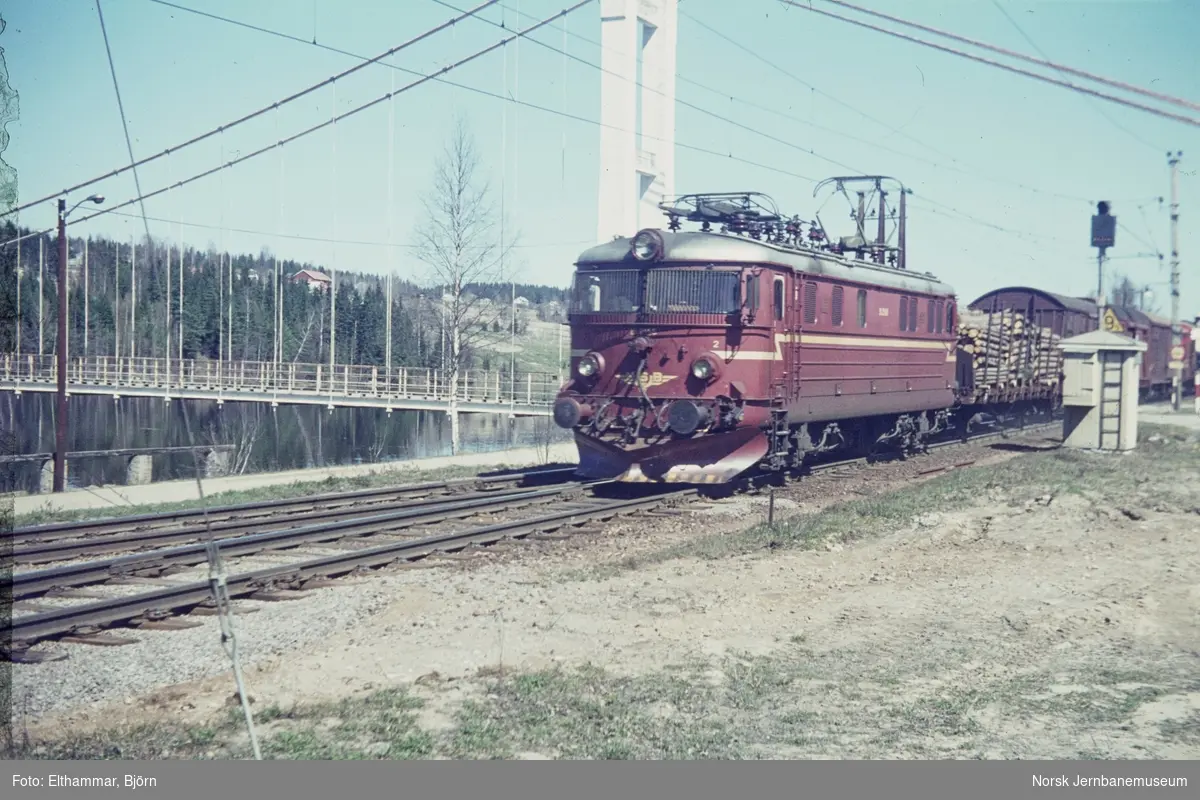 Elektrisk lokomotiv El 11 2148 (?) med godstog på Rånåsfoss stasjon