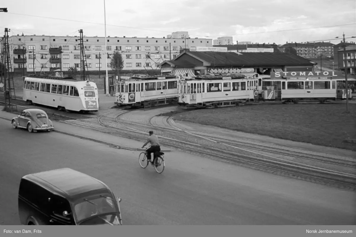 Oslo Sporveiers sporvogner 196 (t.v.) underveis til Oppsal på Lilleaker-Østensjøbanen. I sløyfene HaWatog i ytre sløyfe i linje 6 og i indre sløyfe i linje 16
