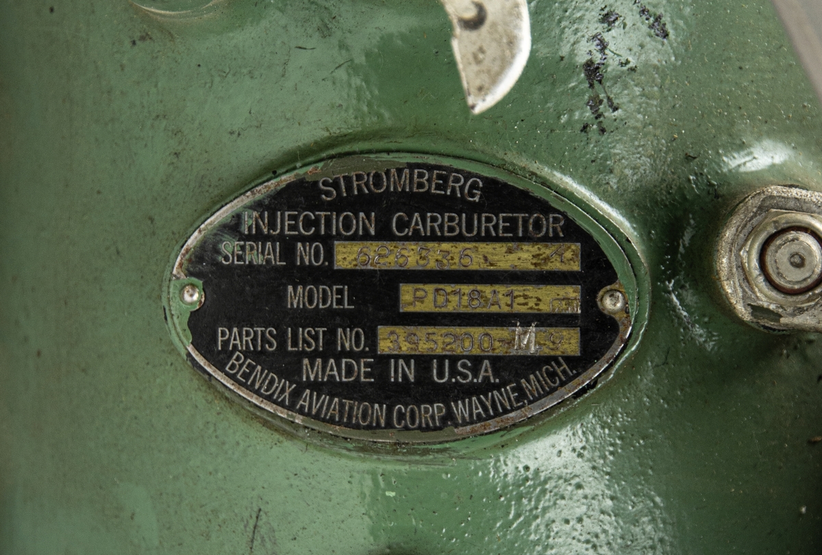 Förgasare Stromberg Bendix tillverkad i USA, modell PD18A1 till motor PM7 som användes i J 26 Mustang. Grönmålad. Följesedel ingår.