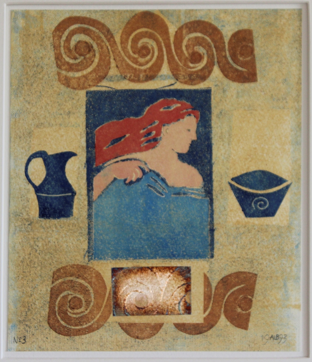 Grafik i stående format föreställande rödhårig kvinna inom blå fyrkant centrerat på beige papper. Ovanför och nedanför fyrkanten bårder av löpande hund. På sidorna om fyrkanten blå kanna och blå skål.