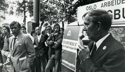 Valgkampen 1973. Gunnar Alf Larsen sekunderer kollega Torbjø