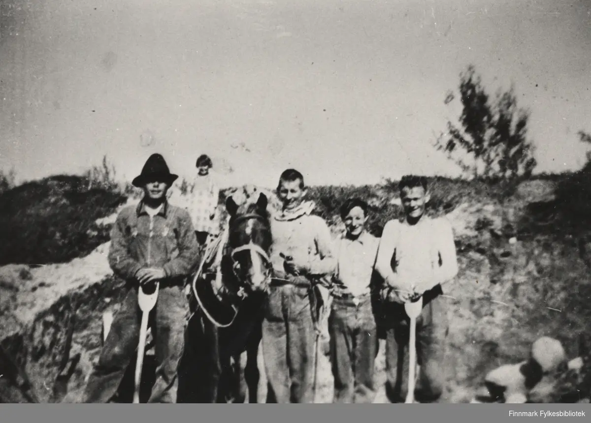 Her ser vi fra venstre Johan Antilla, Arvola med hest, Sivert Jakobsen og Karl Jerijervi. Vi ser også en, ikke navngitt, liten pike i bakgrunnen. Guttene har sommerakkord på strekningen Ganvik - Neiden (1938).