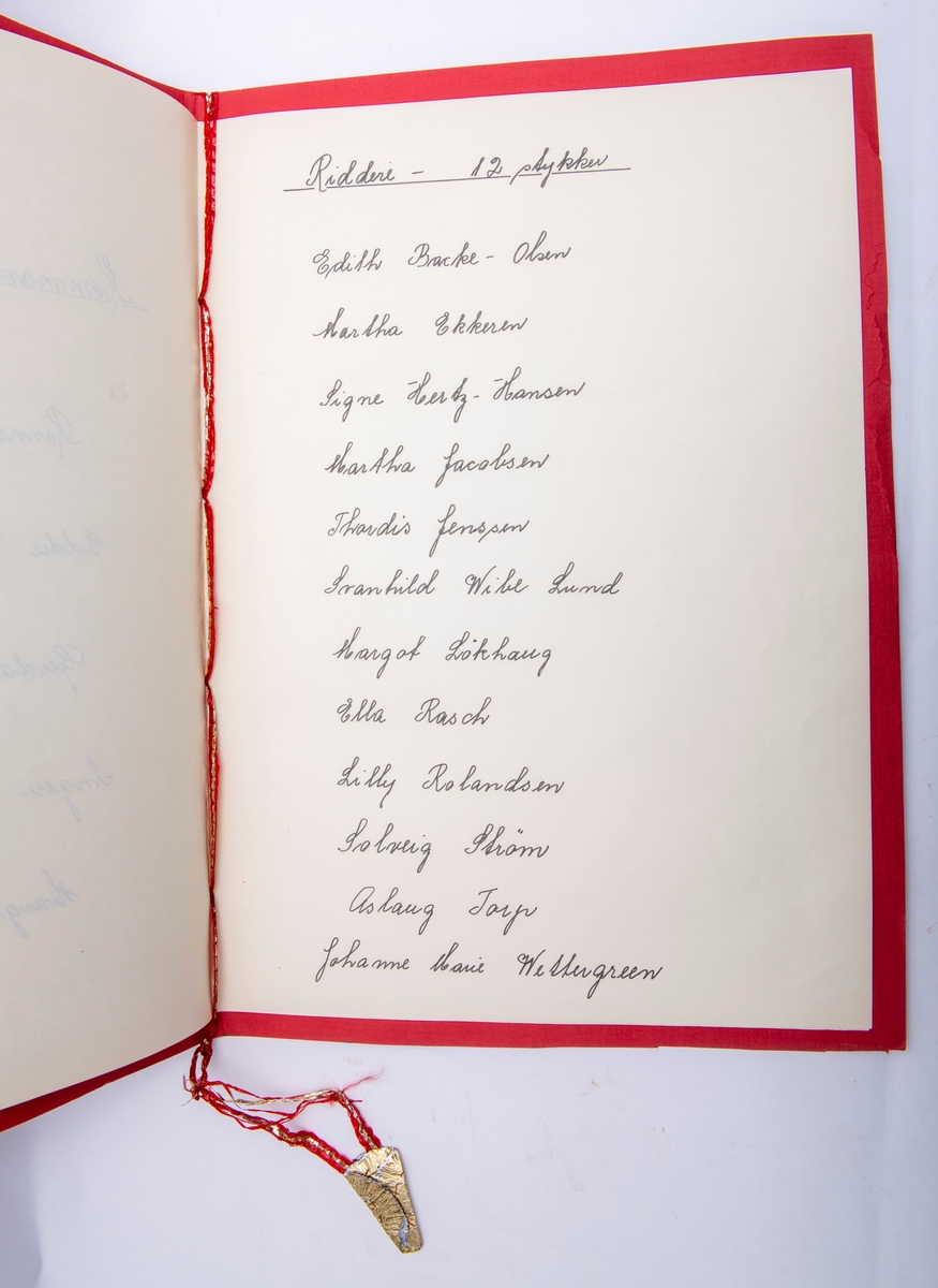 Røde omslag og hvite ark med oppførte navn for alle ulike utnevnelser for 1965