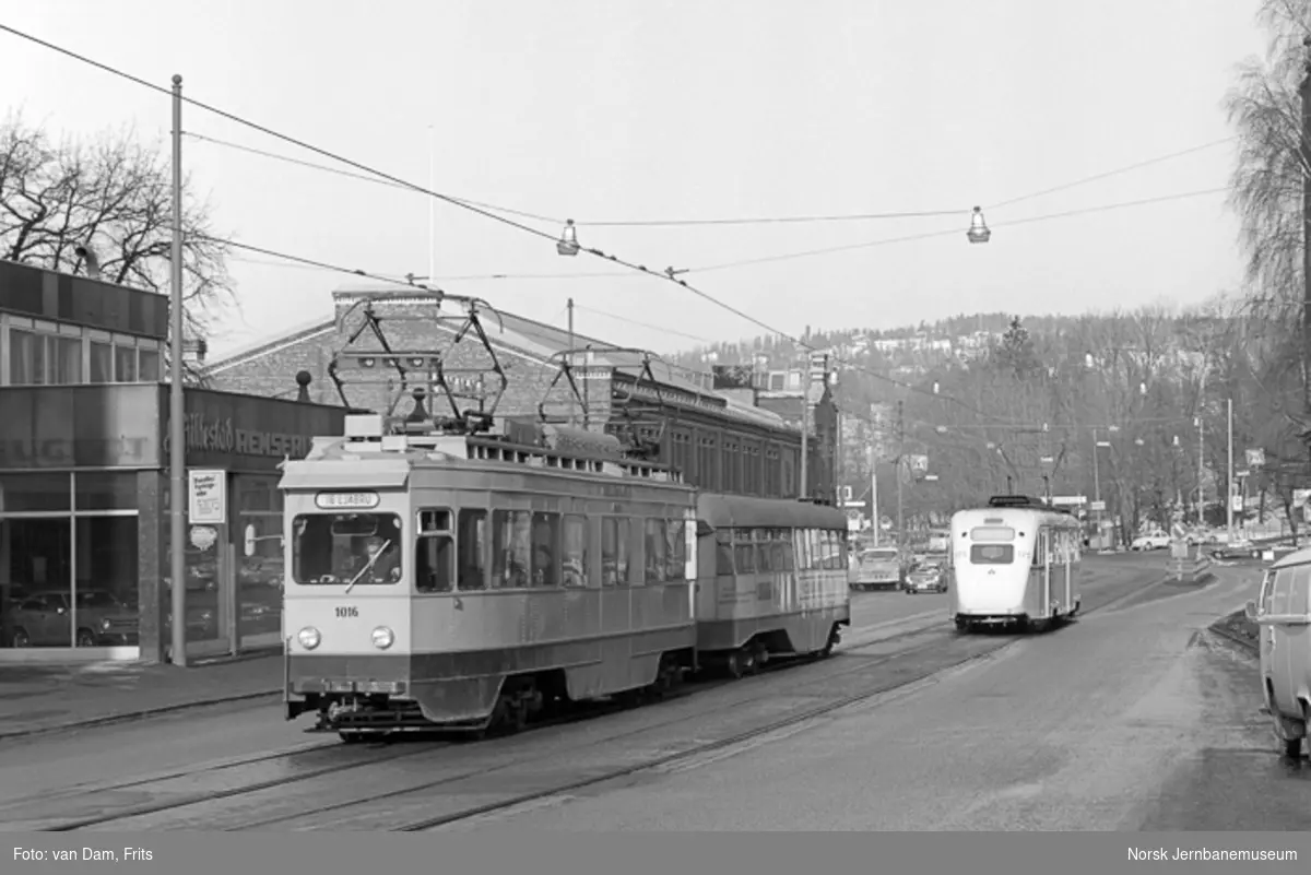 Oslo Sporveiers sporvogn nr. 1016 med tilhenger nr. 1046 i rute 16 til Ljabru, Ekebergbanen på Skøyen. Til høyre sporvogn ("Gullfisk") nr. 175