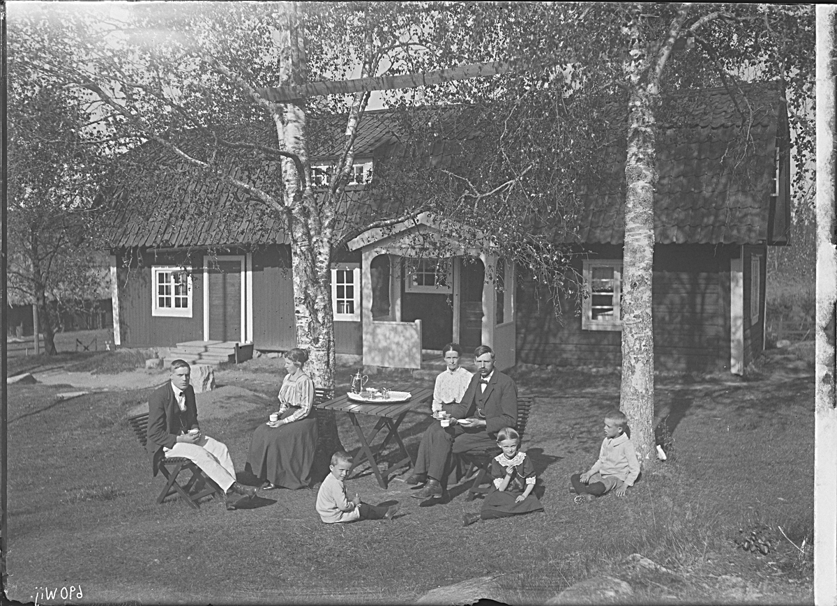 Fotografering beställd av F. A. Kran i Tillberga. Personerna är ej identifierade.