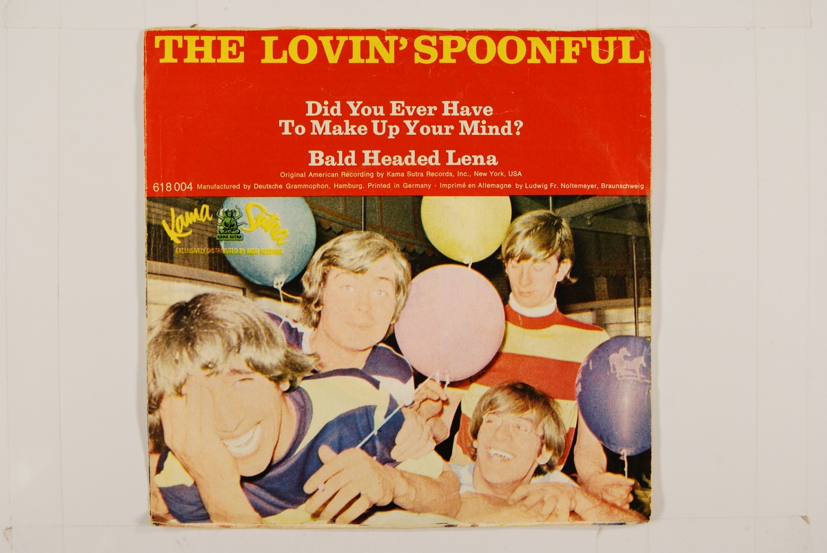 Bilde av medlemmene i "The Lovin' Spoonful" kledd i gensere, omgitt av ballonger.