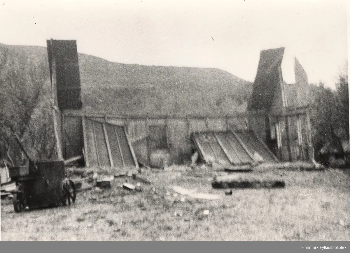 Her ser vi brakkeoppsetting ved Karasjok, 1942. Bildet er uklart.