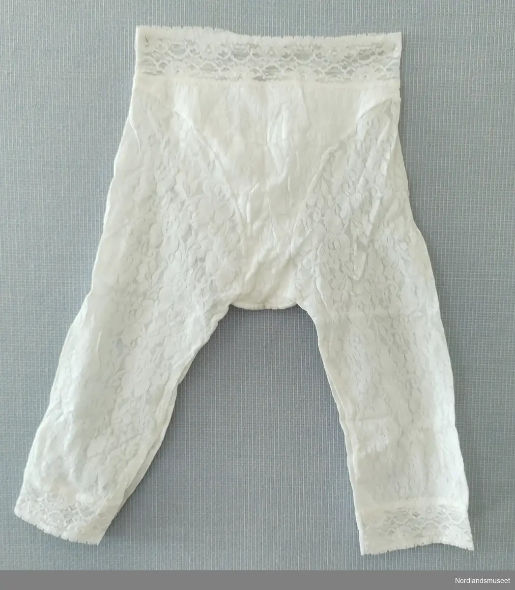 Hvit mamelukk eller lange underbukser i blonder.