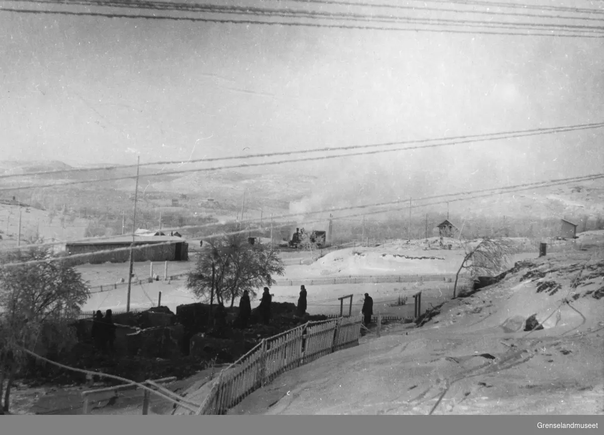 Ruinene av funksjonærbebyggelsen i grubene, Bjørnevatn vinteren 1944/45.