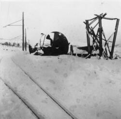 Forvridd maskineri fra gruva i Bjørnevatn, vinteren 1944/45.