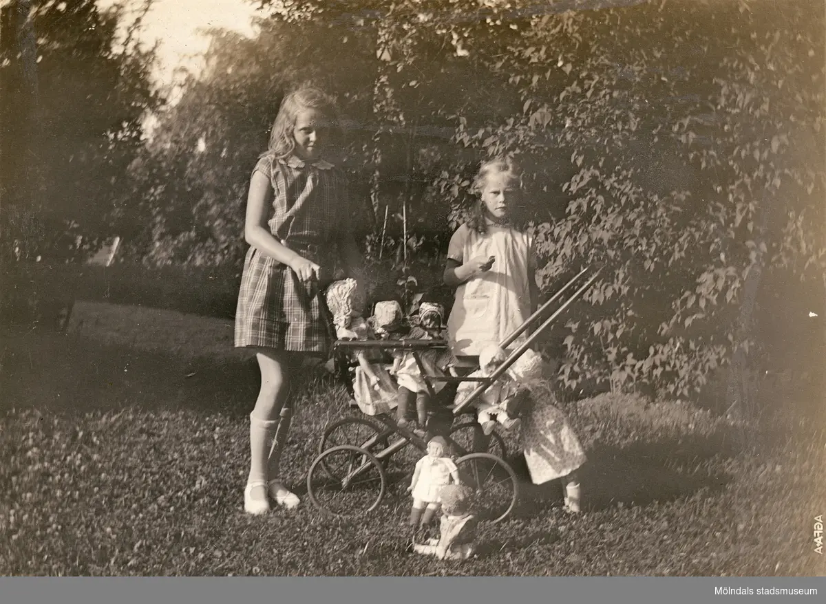 Sommarbild från Villa Björkås trädgård. Fotografi taget i juni 1930. Ulla och Bibbi med sina dockor. Ulla lekte med dockor till hon var 15 år.

Numera har fastigheten adressen Frölundagatan 25 B i Åby, Mölndal.