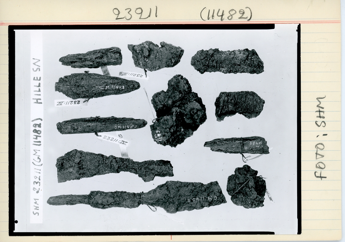 Arkeologiskt fynd från järnåldern bestående föremål från en kittelgrav, en skelettgrav och en brandgrav.