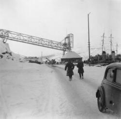 To menn går mot malmkaia- østre bro. Et skip ligger til kai.