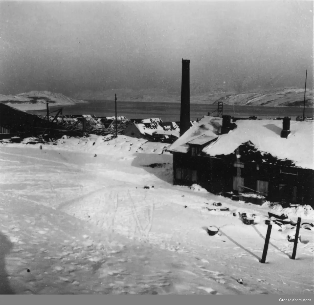 Utsikt fra kote 60 over øvre lager og brikettverk, Kirkenes vinteren 1944/45.