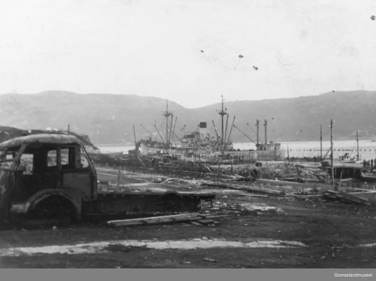 Kommunekaia sett fra skolekontoret, Kirkenes etter bombingen 4. juli 1944.