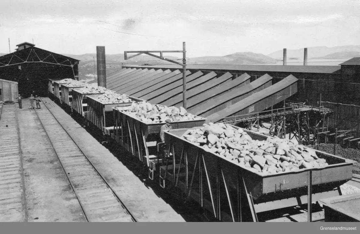 Malmtoget på vei inn i Finknuserverket, Kirkenes 1928. Separasjonsverket i bakgrunnen.