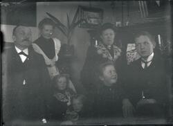 Familien Rydgren i stuen ved bestyrervillaen på Kistefos Træ