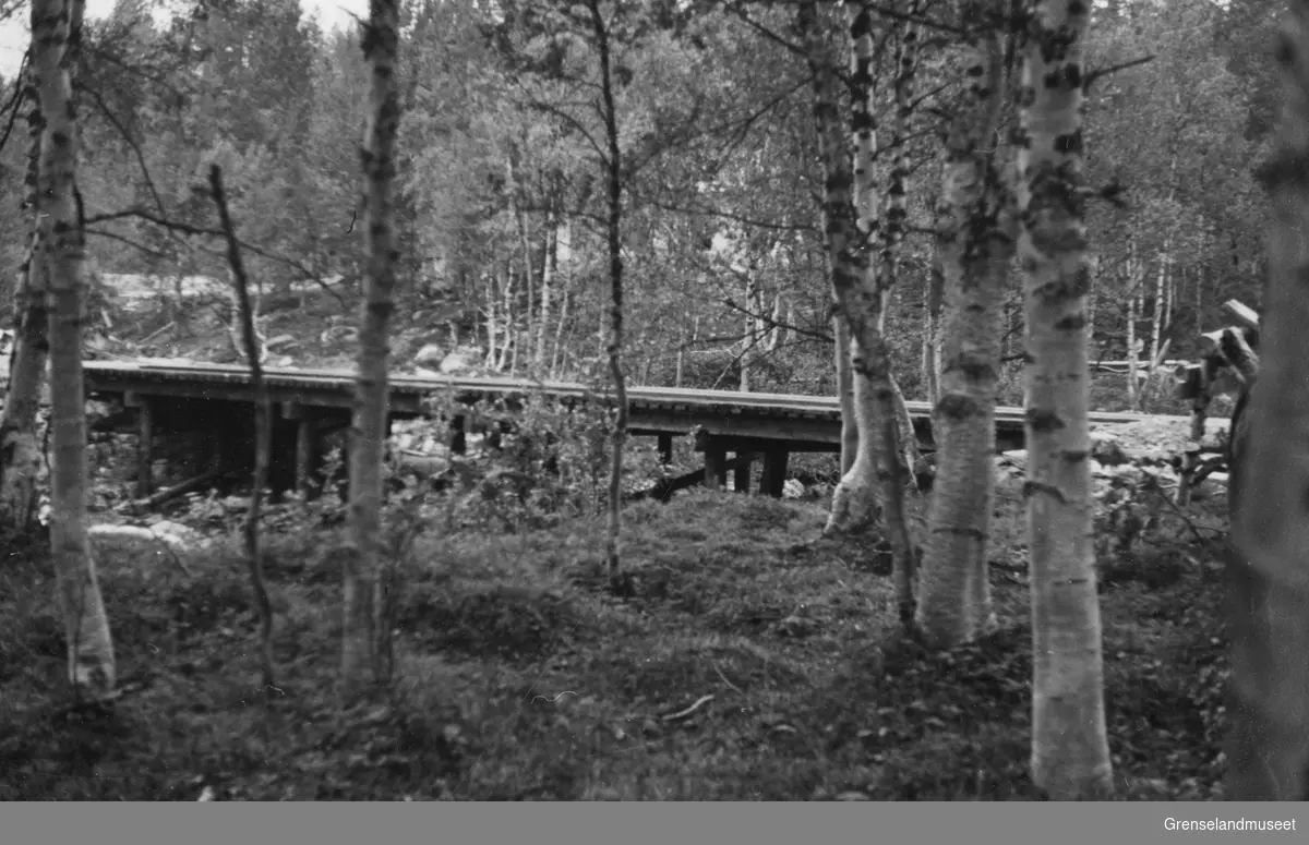 Bru over Burfjordelva/Storelva på veien til Middavarre gruver, 2. august 1937.