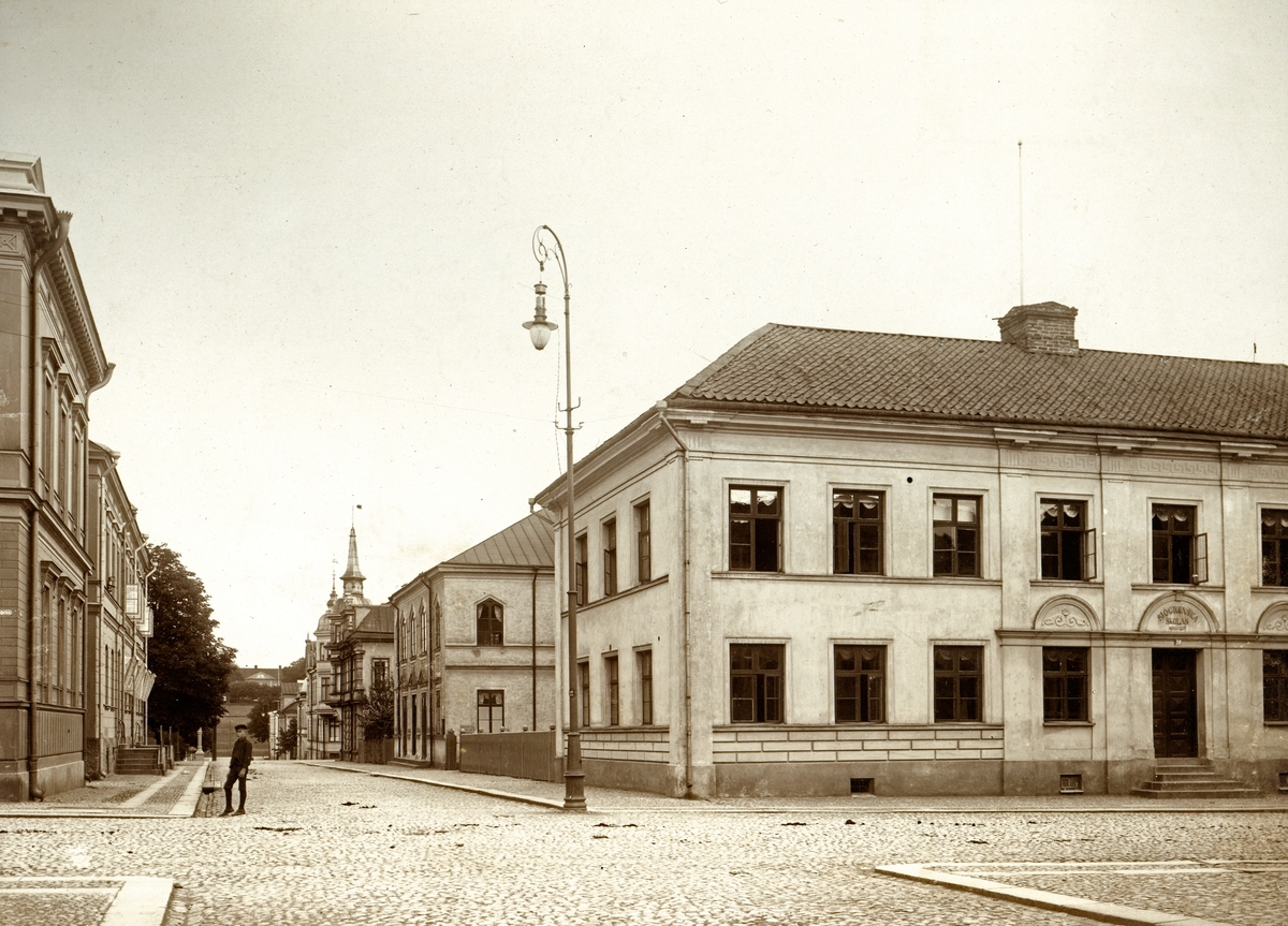 Korsningen Nygatan - Kungsgatan, med Sjögrenska skolan. Växjö, ca. 1912.