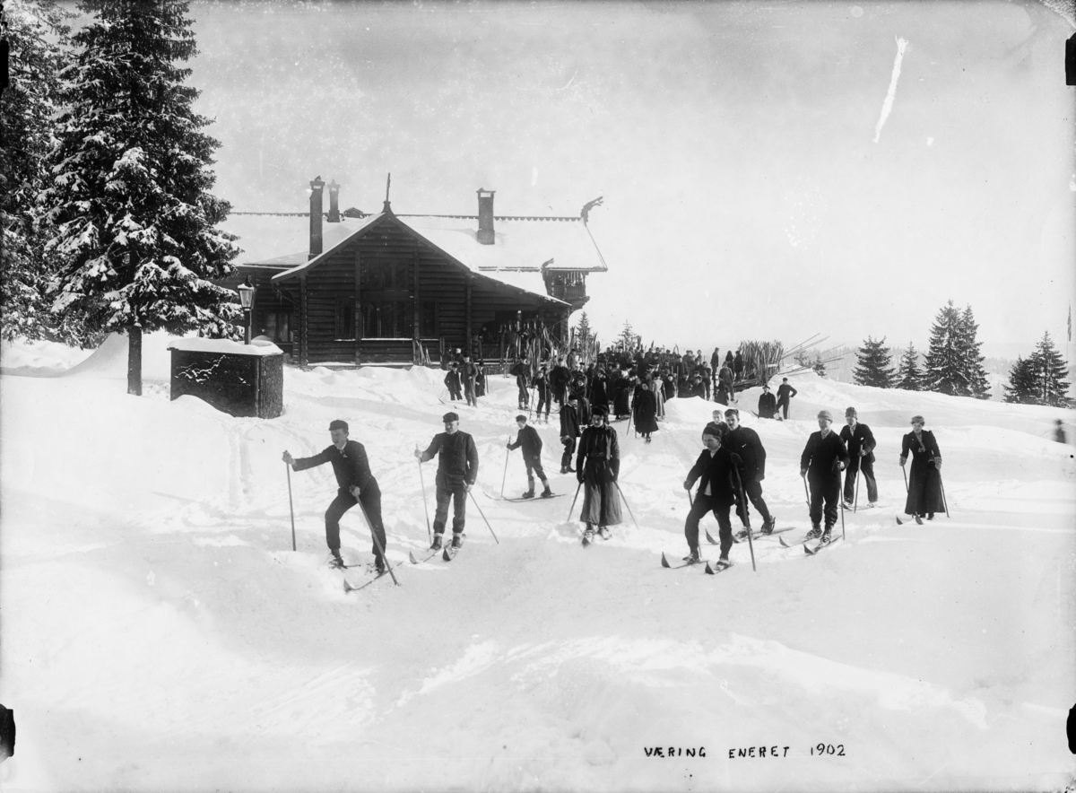Skiløpere foran Holmenkollen sportsstue (?)