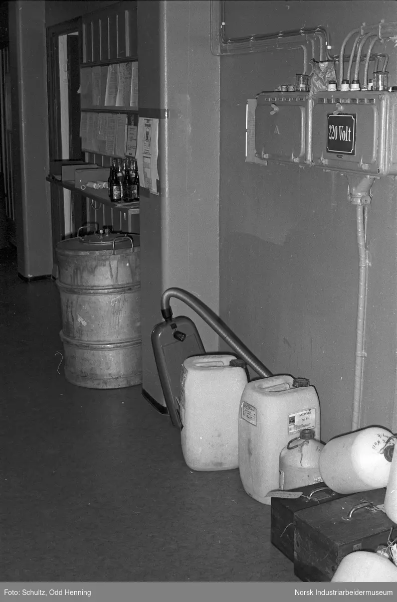 Korridor i Laboratoriet, med blant annet plastkanner, støvsuger og flasker for leskedrikke.