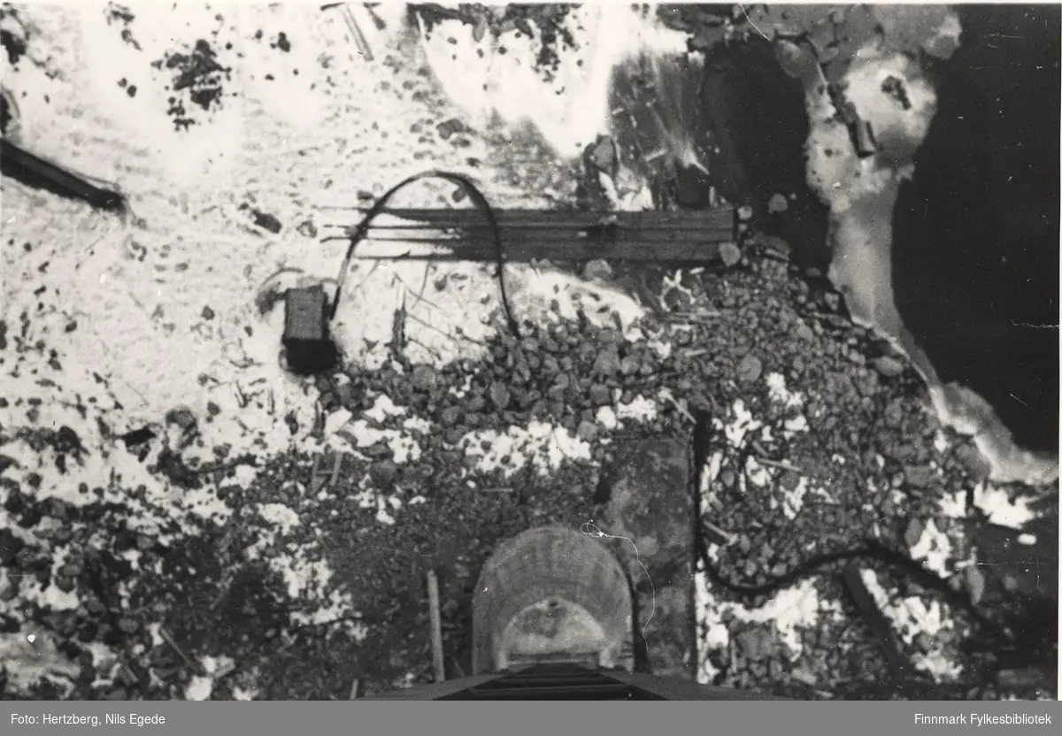 Arbeidet med Tana bru, 1947. Bilde er tatt fra tårntoppen. Rester etter den gamle brua ligger foran fundamentsålen. Se også bildene 280-312.