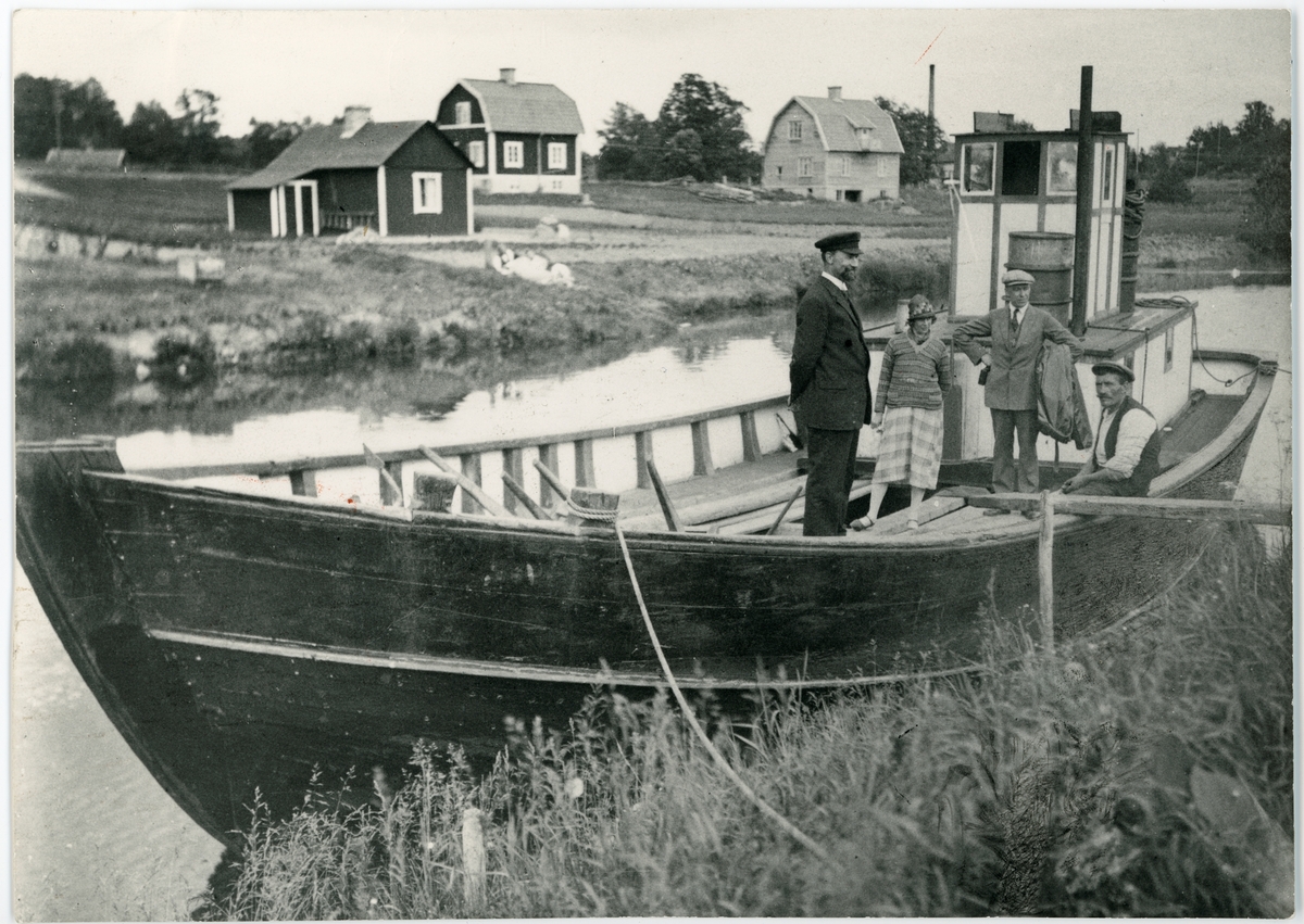 Motorfartyget Davida av Åkersbro nedanför slussen i Åkers kanal, Uppland 1925