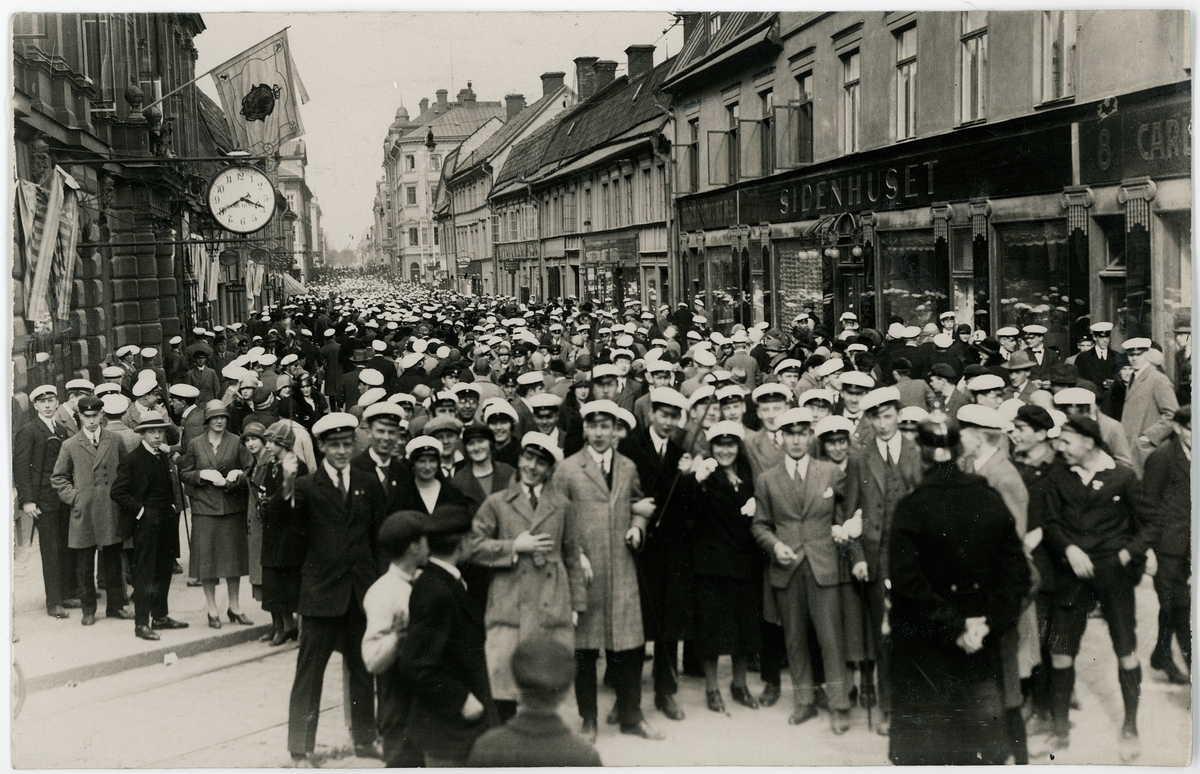 Studenter på Drottninggatan, Uppsala sista april 1926