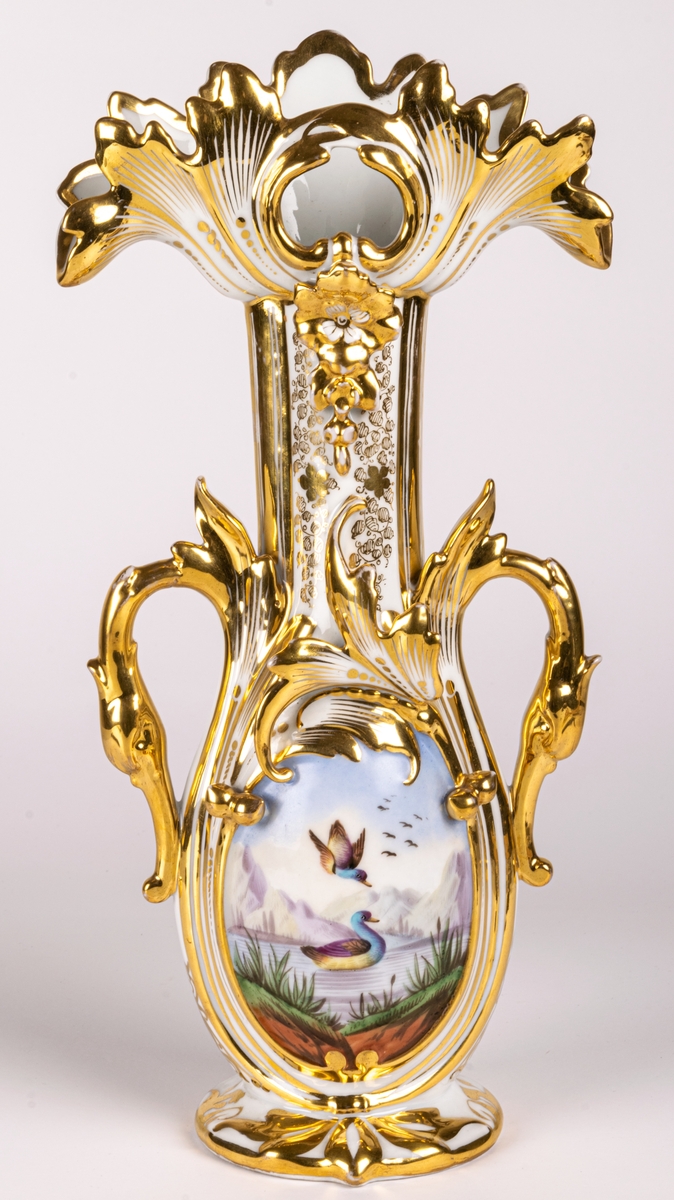 Vas, porslin, förgylld, polukromt dekorerad med fåglar i ett landskap, 1800-talets mitt.