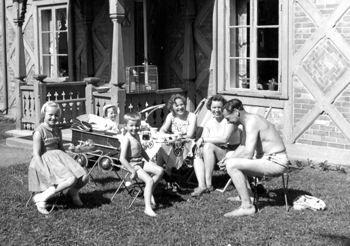 Familien Larsson har besøk av familien Falk i gartnerboligen på Bygdø Kongsgård, sommeren 1958.