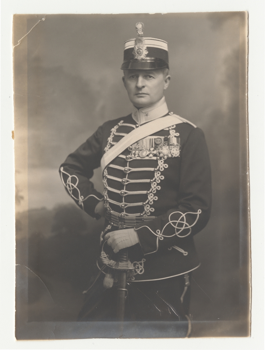 Porträtt av Nils Gustaf Bonde, major vid Livregementets husarer K 3.

Se även bild AMA.0000792.