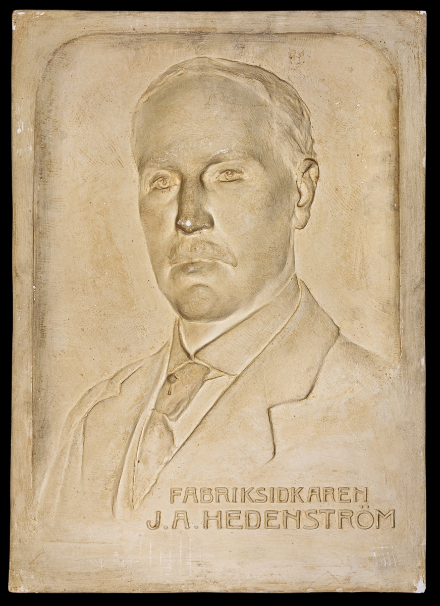 Porträttrelief, fabriksidkaren J. H. Hedenström.