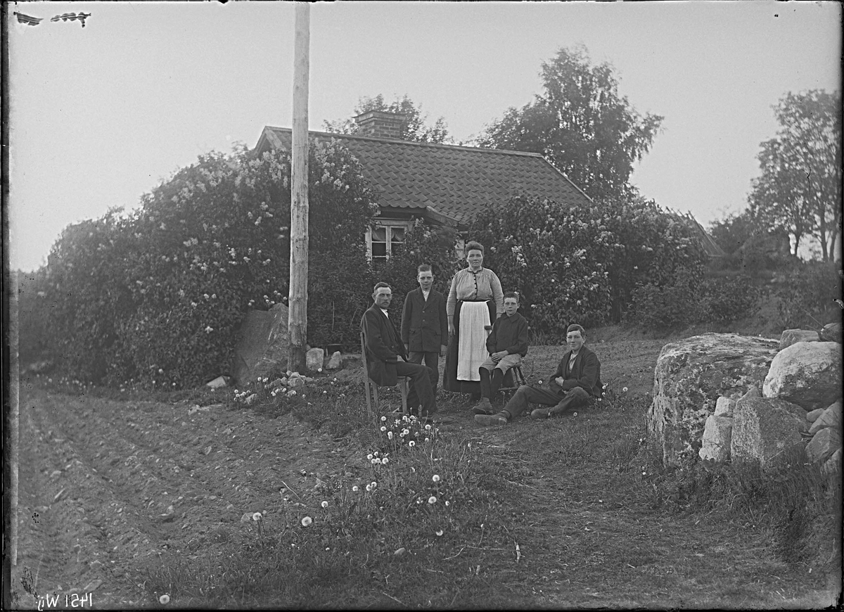 Fotografering beställd av Blomkvist. Föreställer sannolikt kördrängen Johan Arvid Blomkvist (1881-1954) med hans hustru Elin Karolina Johansson (1877-1926) och deras tre söner Arvid Hilmer Folke (1904-1944), Arvid Georg Vilhelm (1906-1978) och Arvid Oscar Julius (1909-1997).