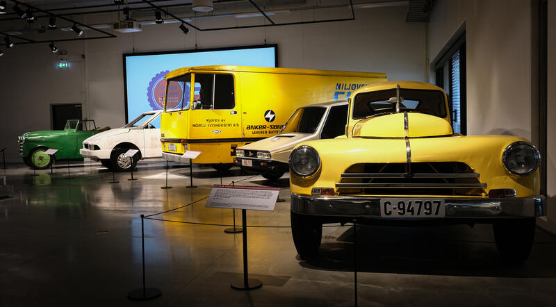 Oversiktsbilde fra utstillingen Norsk rariteter, med fem norske biler stilt ut på Norsk kjøretøyhistorisk museum.