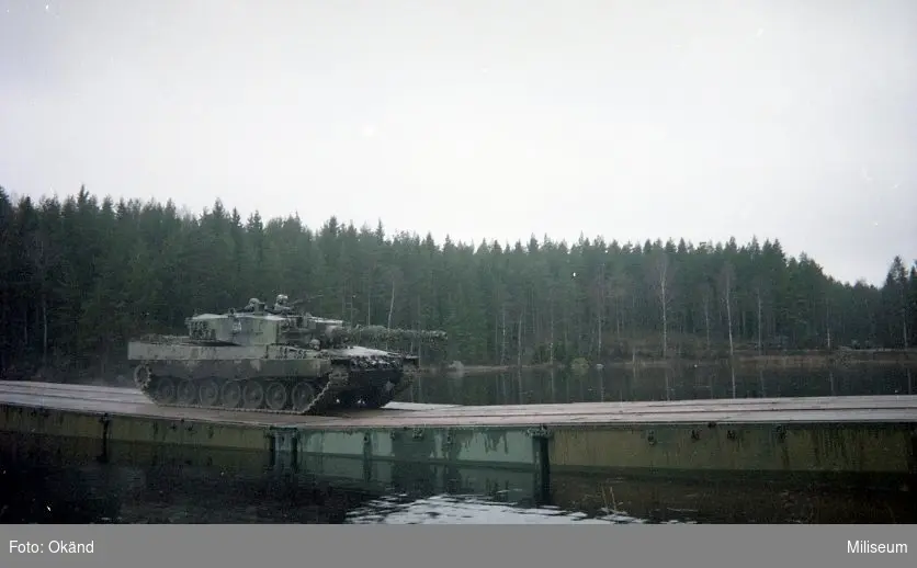 Stridsvagn 121 (Strv 121) Leopard. Kör över ponton 100.