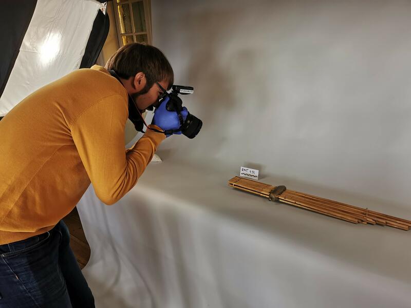 Konservator Sveinung Søyland Moen fotograferer et munnorgel av bambus, og forklarer at det er en tidlig forløper til trekkspillet. Tekst og bilder er åpent tilgjengelig i Digitalt museum (se nedenfor). (Foto/Photo)